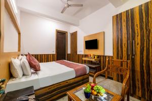 Un televizor și/sau centru de divertisment la Hotel Admire Inn Sec - 44 By ASPL