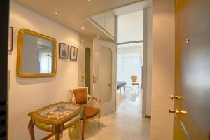 a living room with a table and a mirror at An Artist's Place in Como