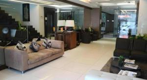 Khu vực ghế ngồi tại Avenue Suites +233 ảnh