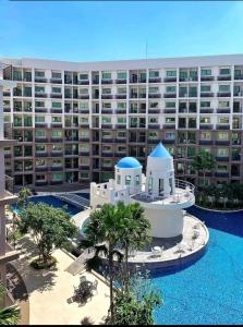 un edificio grande con una gran piscina delante en Arcadia Beach Continental, en Pattaya South