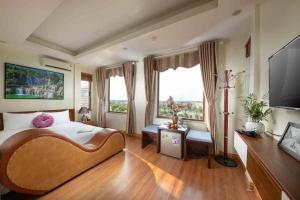 TV a/nebo společenská místnost v ubytování Viet Village Hotel