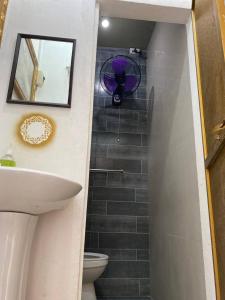 une salle de bain avec un escalier et un ventilateur dans l'établissement Del Mar Residence, à Suizo