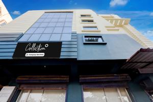 Collection O KIIT Square Bhubaneswar Formerly Nilay Classic في Bārang: مبنى عليه لافته لمتجر