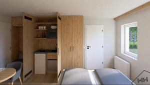 Pension Reiterhaus في واغراين: غرفة نوم بسرير ومطبخ صغير +31 صورة