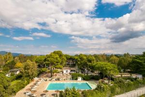 - une vue aérienne sur un complexe avec une piscine et des arbres dans l'établissement Camping Village Costa Est, à Riotorto