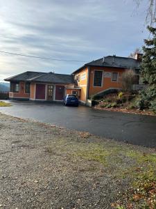 Un coche está aparcado delante de dos casas. en Apartement 1 Zur alten Press, en Jennersdorf