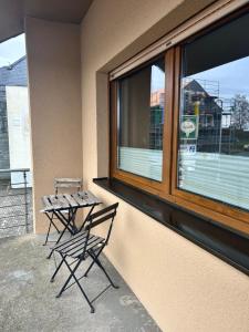 two chairs and a table in front of a window at Antweiler Ferienwohnung in Bleialf