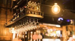 a bunch of glasses hanging from a rack in a bar at Xinghe Xinfeng Hotel Railway Station & Bus Station Branch in Guangzhou