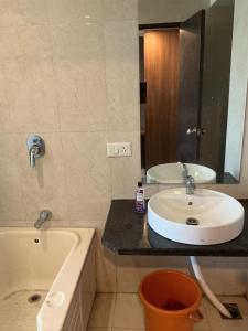 Un baño de Hermes apartments by Shore