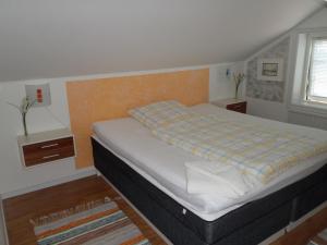 カトリーネホルムにあるSkogis Bed & Breakfastのベッドルーム1室(ベッド1台、プライド毛布付)
