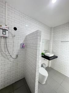 een witte badkamer met een toilet en een wastafel bij Seaview phuwamin in Phra Ae beach +23 foto's