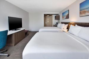 Hilton Garden Inn Chesapeake Greenbrier في تشيسابيك: غرفة فندقية بسريرين وتلفزيون بشاشة مسطحة