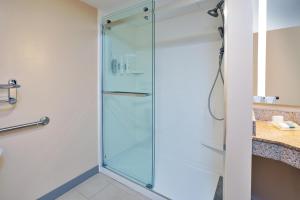 Hilton Garden Inn Chesapeake Greenbrier في تشيسابيك: كشك دش زجاجي في الحمام +13 صورة