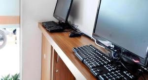 Una televisión o centro de entretenimiento en Place2Stay @ RH Plaza Hotel