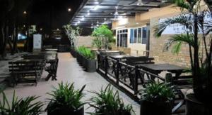 Un restaurante u otro lugar para comer en The Orchid Hotel 121 fotos más