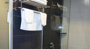 Un baño de One Avenue Hotel (IJM) 62 fotos más