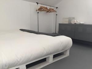 フンシャルにあるAtouguia Apartmentのベッドルーム(白いベッド1台、クローゼット付)