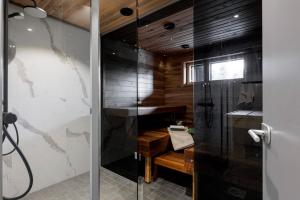 Koupelna v ubytování Villa Luxus Helmi 2 - 23 hlö, Golf Resort + 21 fotografií