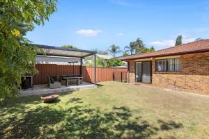een achtertuin van een huis met een paviljoen bij Aqua on Achilles in Nelson Bay