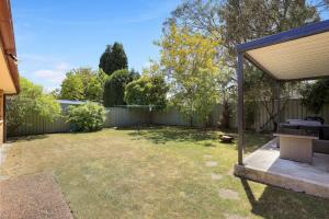 een achtertuin met een privacyhek en een terras bij Aqua on Achilles in Nelson Bay +5 foto's