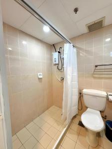 un baño con inodoro y ducha en Putra Brasmana Hotel, en Kuala Perlis