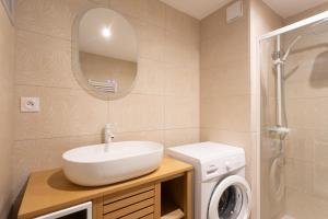 een badkamer met wastafel en wasmachine bij Les dames de Salies in Salies-de-Béarn +43 foto's
