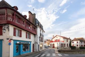 een straat in een klein stadje met gebouwen bij Les dames de Salies in Salies-de-Béarn