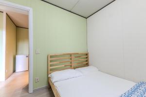 une chambre avec un lit et un miroir dans l'établissement Camping Village Costa Est, à Riotorto 72 autres photos