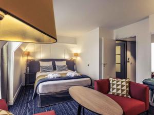 Postel nebo postele na pokoji v ubytování Hotel De Bourbon Grand Hotel Mercure Bourges + 129 fotografií