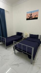 Ένα ή περισσότερα κρεβάτια σε δωμάτιο στο شقة النور