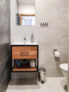 a bathroom with a sink and a toilet at Apartament Widokowy Karpacz z garażem i widokiem na góry, blisko szlaki i centrum in Karpacz +25 photos