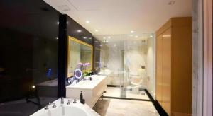 a large bathroom with two sinks and a shower at Kingwood Boutique Hotel in Miri +171 photos