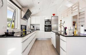 Kuchyň nebo kuchyňský kout v ubytování Amazing Home In Haderslev With Sauna