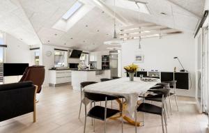 Kuchyň nebo kuchyňský kout v ubytování Amazing Home In Haderslev With Sauna