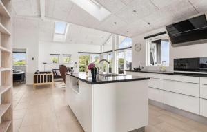 Kuchyň nebo kuchyňský kout v ubytování Amazing Home In Haderslev With Sauna