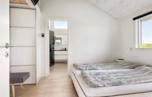 Postel nebo postele na pokoji v ubytování Amazing Home In Haderslev With Sauna