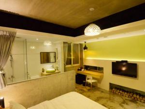 um quarto com uma cama e uma casa de banho com um chuveiro em Hotian Inn em Donggang