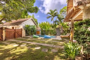 Villa Trembesi في كوتا لومبوك: حديقة خلفية بها مسبح وسياج