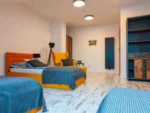a bedroom with two beds with blue and orange at Apartament Widokowy Karpacz z garażem i widokiem na góry, blisko szlaki i centrum in Karpacz