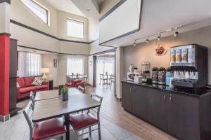 Η κουζίνα ή μικρή κουζίνα στο Comfort Inn