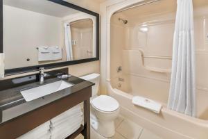 Koupelna v ubytování Comfort Inn + 27 fotografií