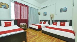 Una cama o camas en una habitación de OYO 90431 CZ Hotel