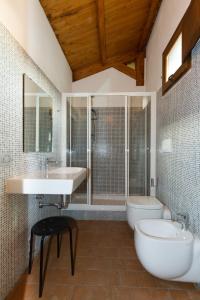 a bathroom with a sink and a tub and a toilet at Il Casale Del Giglio in Santo Stefano di Magra