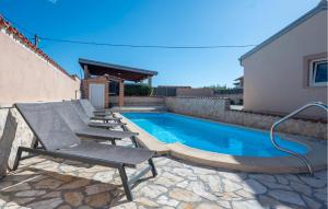 Swimmingpoolen hos eller tæt på Nice Home In Pridraga + 30 billeder