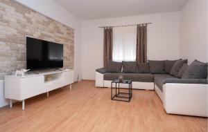Et tv og/eller underholdning på Nice Home In Pridraga