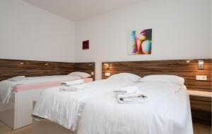 En eller flere senge i et værelse på Nice Home In Pridraga