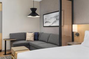 Giường trong phòng chung tại Hyatt Place Toronto Airport +64 ảnh