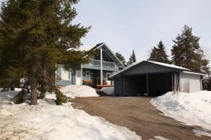 una casa con la neve per terra davanti di Villa Ilves A a Syöte