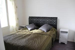 una camera da letto con un letto con due cuscini sopra di Villa Ilves A a Syöte