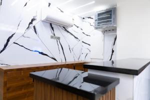 Η κουζίνα ή μικρή κουζίνα στο Sitharth Hotel